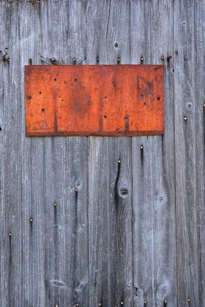 Іржавий металевий знак на дерев'яній стіні . — стокове фото