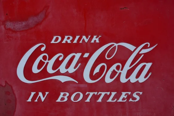 Sinal de Coca-Cola pintado em um metal enferrujado e velho . — Fotografia de Stock