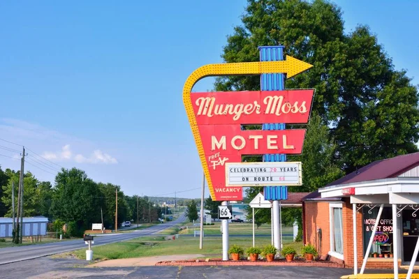Munger Moss Motel e sinal de néon vintage . — Fotografia de Stock