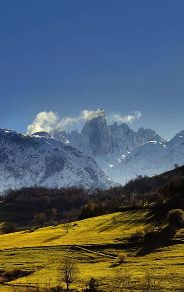 Naranjo de Bulnes (известный как Picu Urriellu) в Национальном парке Пикос-де-Европа . — стоковое фото