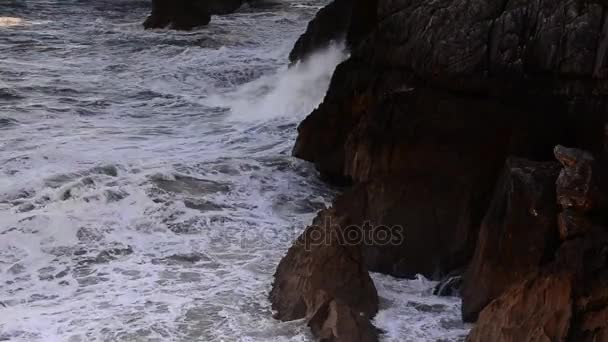 Paisaje Costa Rocosa Con Mucha Piedra Olas — Vídeos de Stock