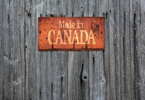 Cartel metálico oxidado con la frase: Made in Canada . — Foto de Stock
