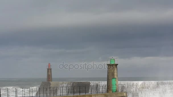 Stürmische Welle Über Altem Leuchtturm Und Pier Von Viavelez Asturien — Stockvideo