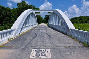  Gökkuşağı eğri köprü Kansas.
