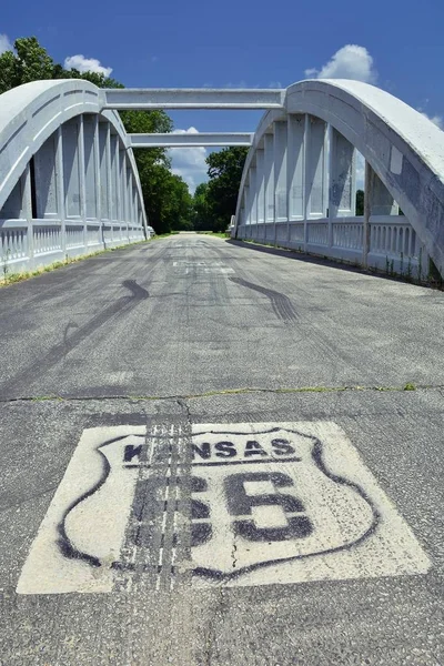 Brücke der Regenbogenkurve in Kansas. — Stockfoto