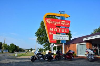 Munger Moss Motel ve vintage neon tabela.