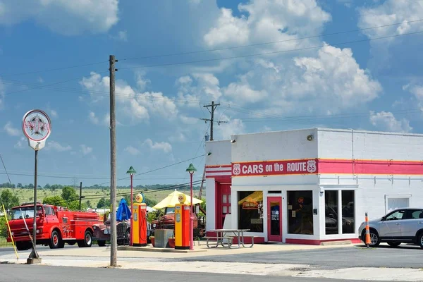 Voitures sur la route à Galena, Kansas . — Photo