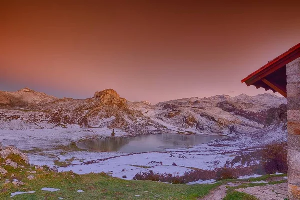 Panoramisch uitzicht op Lake Ercina met sneeuw in Asturië. — Stockfoto