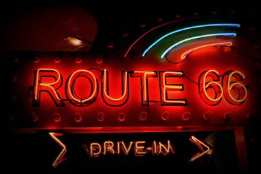 Eski kırmızı neon tabela Route 66.