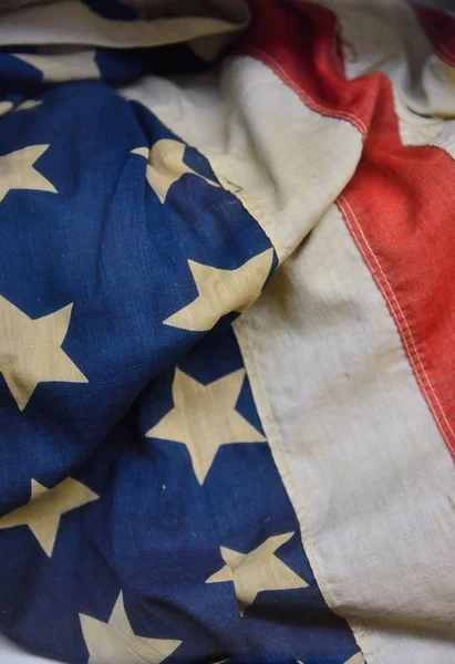Una vecchia bandiera usurata negli Stati Uniti . — Foto Stock