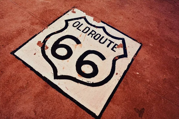 Altes Schild der Route 66 auf dem Asphalt. — Stockfoto