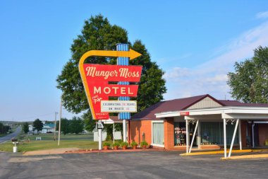 Munger Moss Motel ve vintage neon tabela.