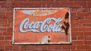 Coca-Cola iz bir eski ve paslı metal boyalı.