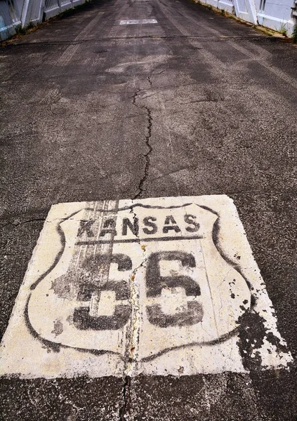 Route 66 znamení v Kansasu. — Stock fotografie