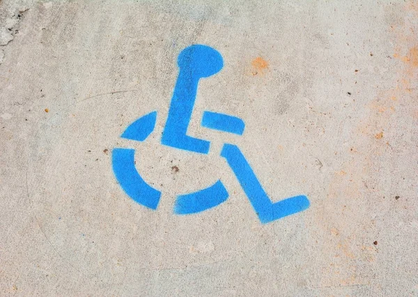 Panneau de stationnement pour handicapés peint sur asphalte . — Photo