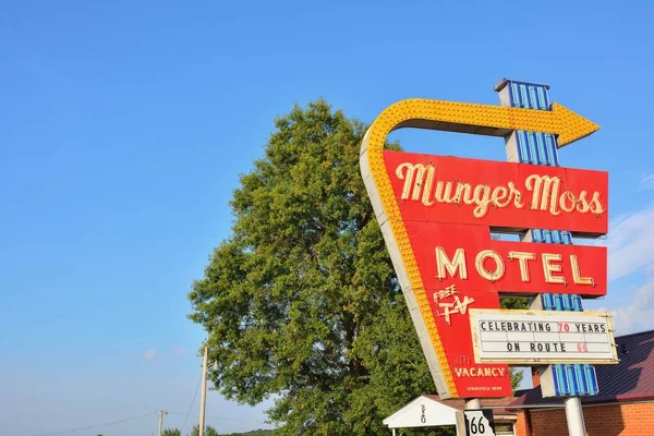 Munger Moss Motel e sinal de néon vintage . — Fotografia de Stock