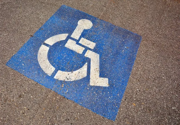 Parking dla osób niepełnosprawnych znak namalowane na asfalcie. — Zdjęcie stockowe