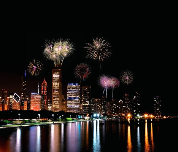 Chicago horizonte nocturno con fuegos artificiales, EE.UU. . — Foto de Stock