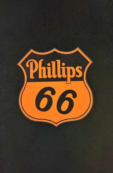 Sinal e logotipo do posto de gasolina Phillips 66 . — Fotografia de Stock