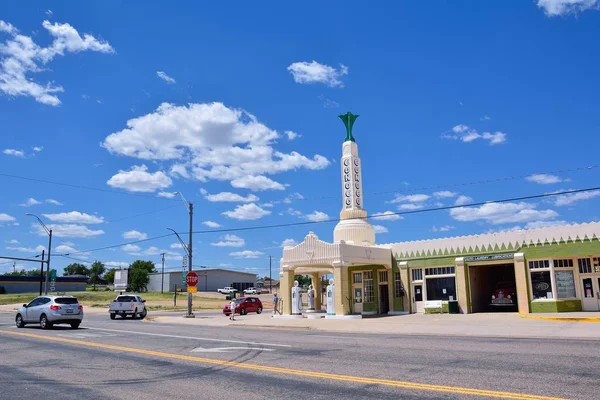 Art deco U-Drop Inn Conoco Station (Tower Station) on Route 66. — Stock Photo, Image