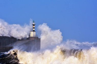 San Esteban de Pravia feneri üzerinden fırtınalı dalga. 