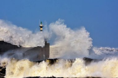 San Esteban de Pravia feneri üzerinden fırtınalı dalga. 