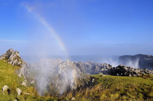 Bufones de Pria in de kust in de buurt van een klif in Asturië. — Stockfoto