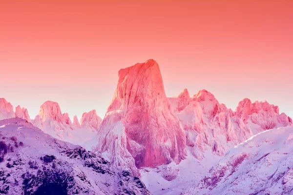 Naranjo de Bulnes al amanecer en Picos de Europa . —  Fotos de Stock