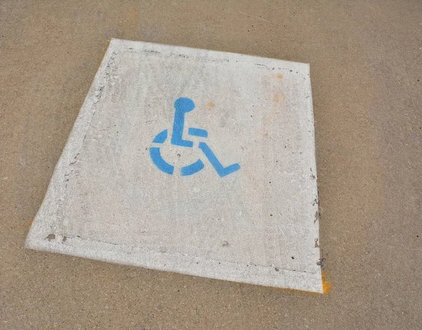 Behindertenparkschild auf Asphalt gemalt. — Stockfoto