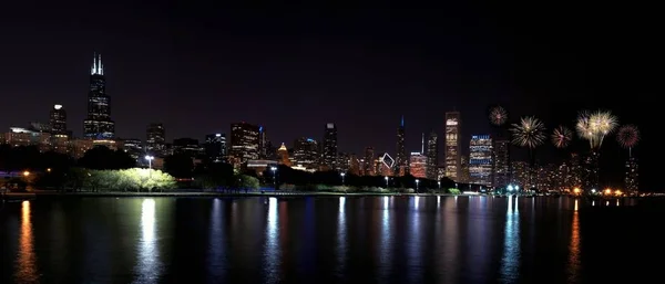 Panorama Chicaga noc s ohňostrojem, Usa. — Stock fotografie