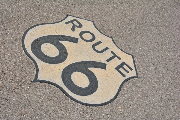 Route 66 Schild in Asphalt, USA. — Stockfoto