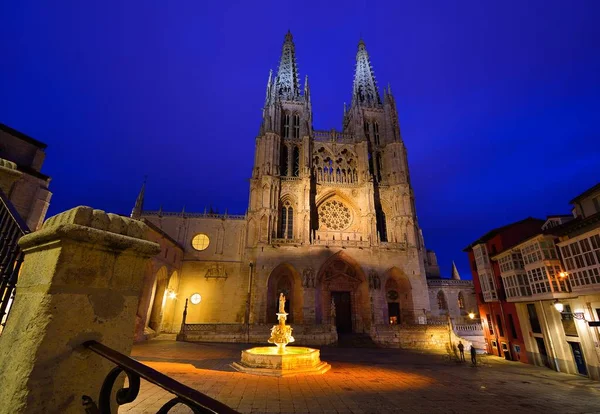 De kathedraal van Burgos in de schemering licht, Spanje. — Stockfoto