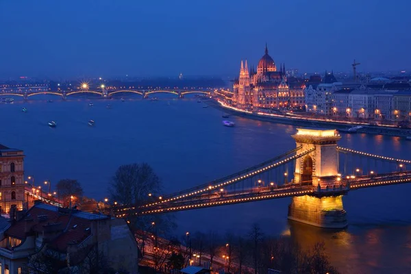 Panorama de Budapest, Hungría, con el Puente de las Cadenas y el Parlamento . — Foto de Stock