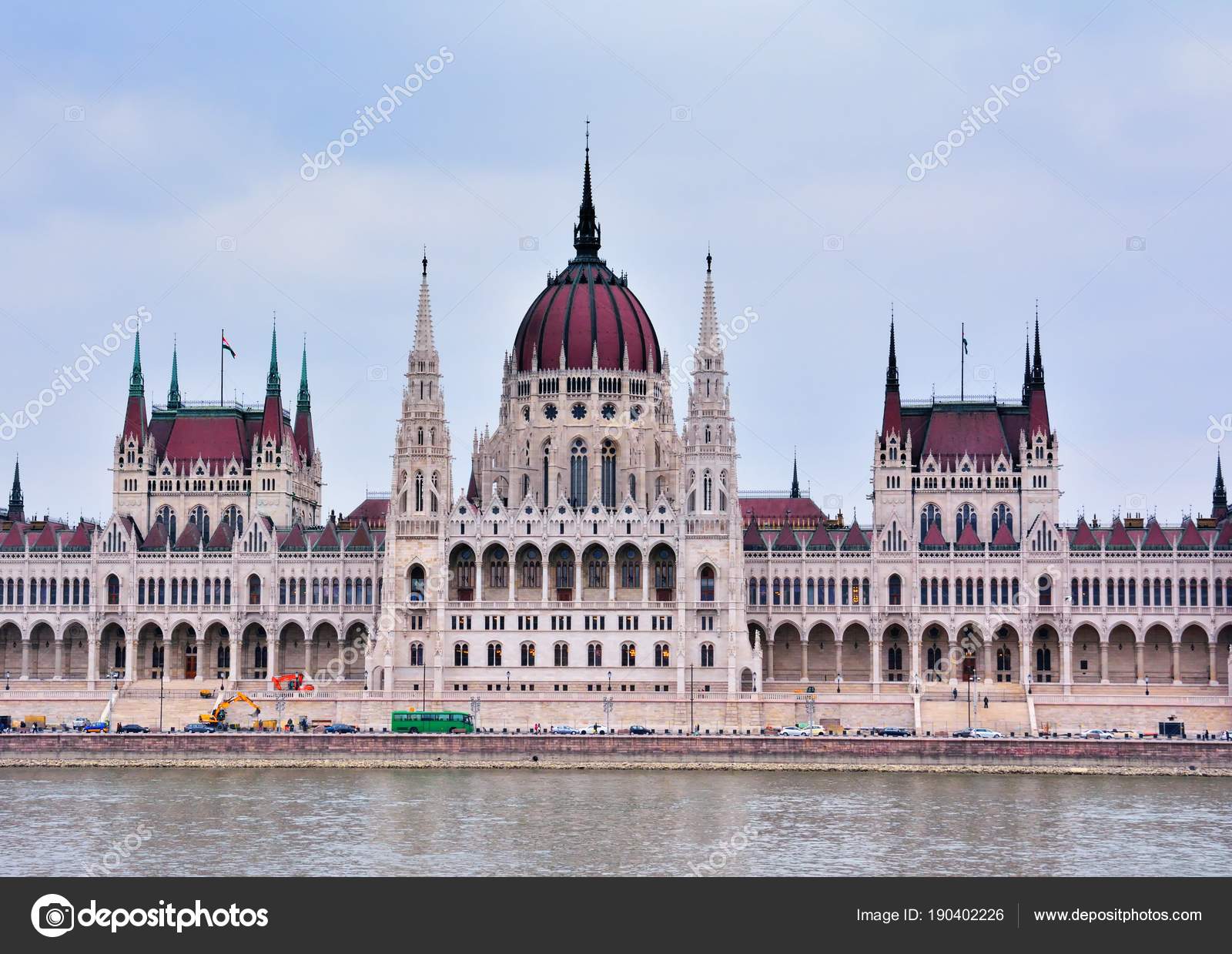 bâtiments du Parlement à budapest, capitale de la Hongrie ...