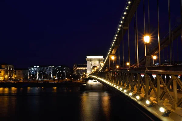 ドナウ川、ブダペスト、ハンガリーのセーチェーニ鎖橋. — ストック写真