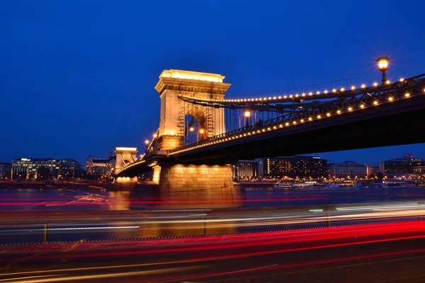 ドナウ川、ブダペスト、ハンガリーのセーチェーニ鎖橋. — ストック写真