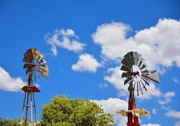 Zwei Windrad auf einem landwirtschaftlichen Betrieb in den USA. — Stockfoto