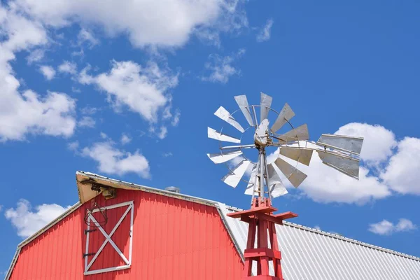 Windmill on an agricultural farm in USA. — Stock Photo, Image