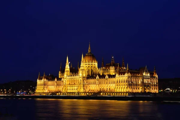 Parlamentsbyggnaden i budapest, Ungerns huvudstad. — Stockfoto