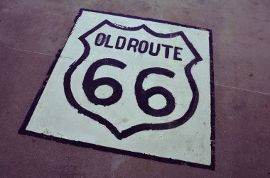 Asfalt üzerinde eski rota 66 işareti.