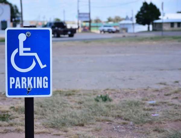 Estacionamiento reservado solo para discapacitados . —  Fotos de Stock