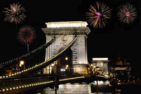 Szechenyi Puente de cadena con fuegos artificiales, Budapest . — Foto de Stock