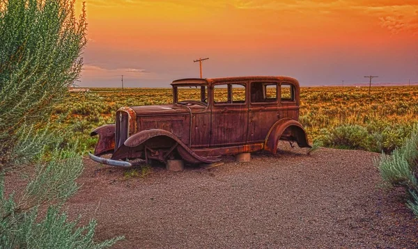 Брошенный автомобиль у входа в раскрашенную пустыню — стоковое фото