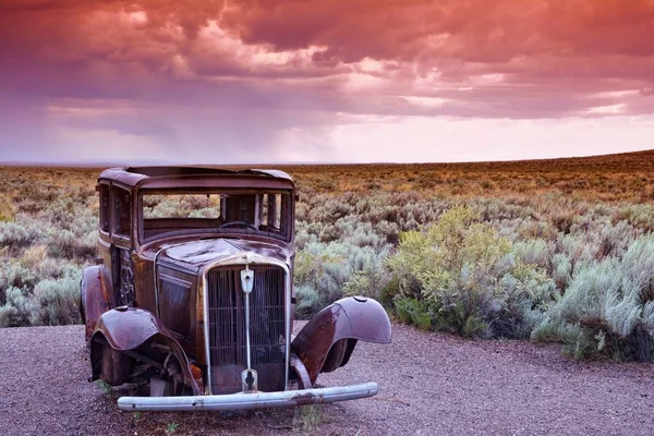 Coche abandonado cerca de la entrada al desierto pintado — Foto de Stock