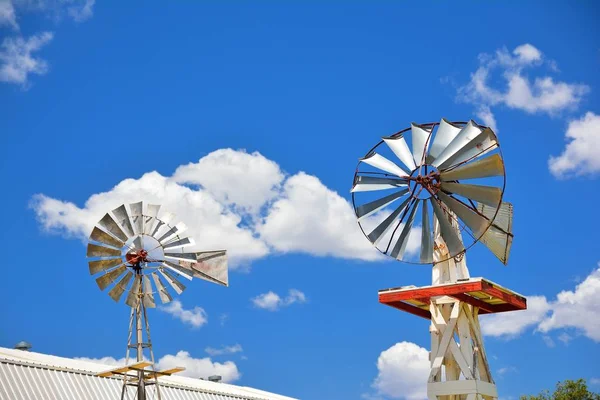 Dois moinhos de vento em uma fazenda agrícola nos EUA . — Fotografia de Stock