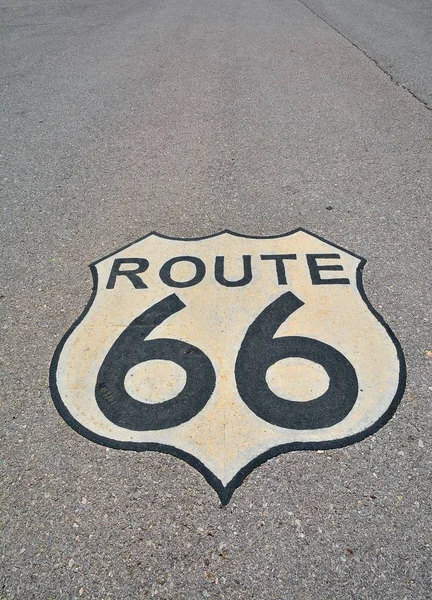 Route 66 tecken i asfalt, Usa. — Stockfoto