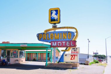 Tucumcari'deki, New Mexico - 21 Temmuz: Palomino Motel tarihi rota 66 üzerinde 21 Temmuz 2017 Tucumcari'deki, New Mexico. Palomino Motel yolcuları anne yol boyunca 1939 yılından bu yana hizmet vermektedir.