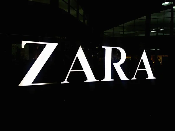 Zara retail store exterior shop logo. — Stock Photo, Image