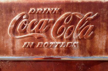 Coca-Cola iz bir eski ve paslı metal boyalı.