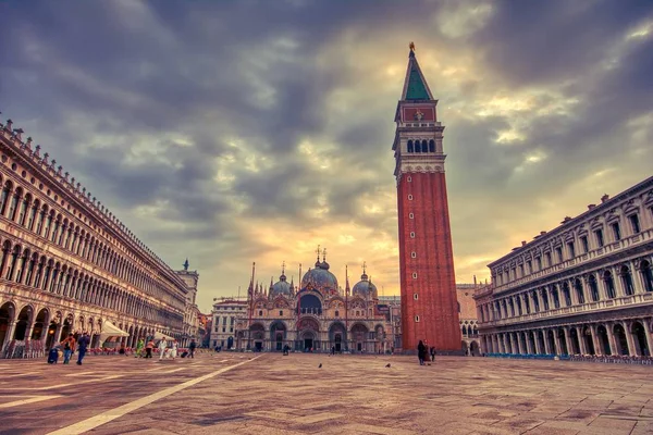 Szent Márk tér campanile és bazilika Velencében. — Stock Fotó